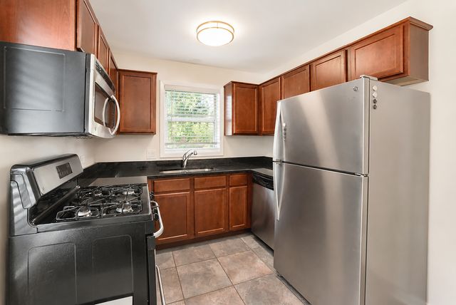 1535 Raymond Drive 101, Naperville, IL 60563
