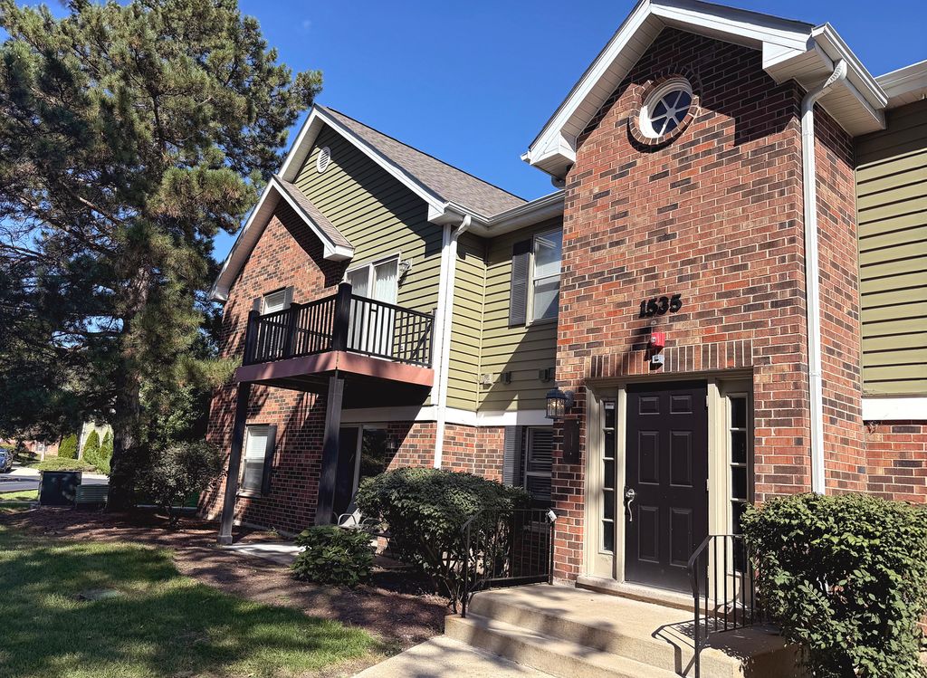1535 Raymond Drive 101, Naperville, IL 60563
