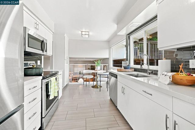 566 Webster Dr, Martinez, CA 94553
