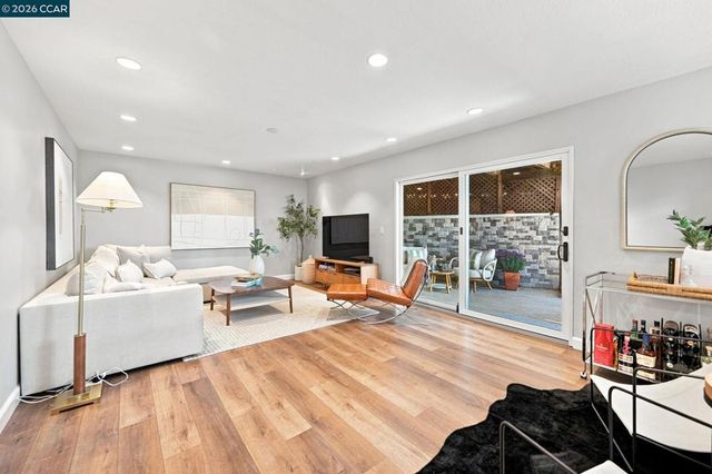 566 Webster Dr, Martinez, CA 94553