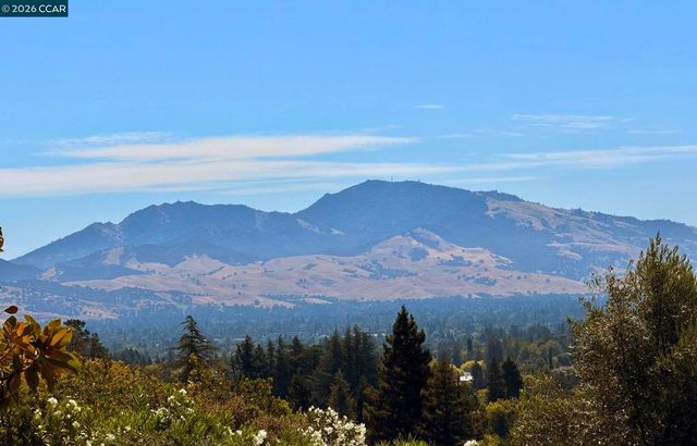 566 Webster Dr, Martinez, CA 94553