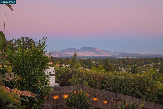 566 Webster Dr, Martinez, CA 94553