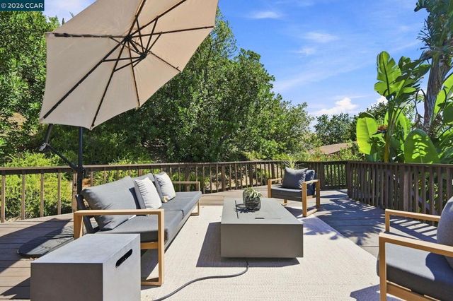566 Webster Dr, Martinez, CA 94553