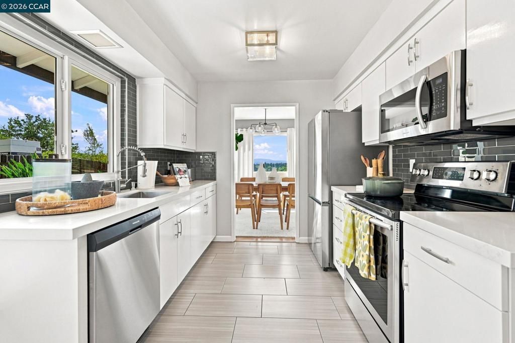 Image 15 of property listing at 566 Webster Dr, Martinez, CA 94553