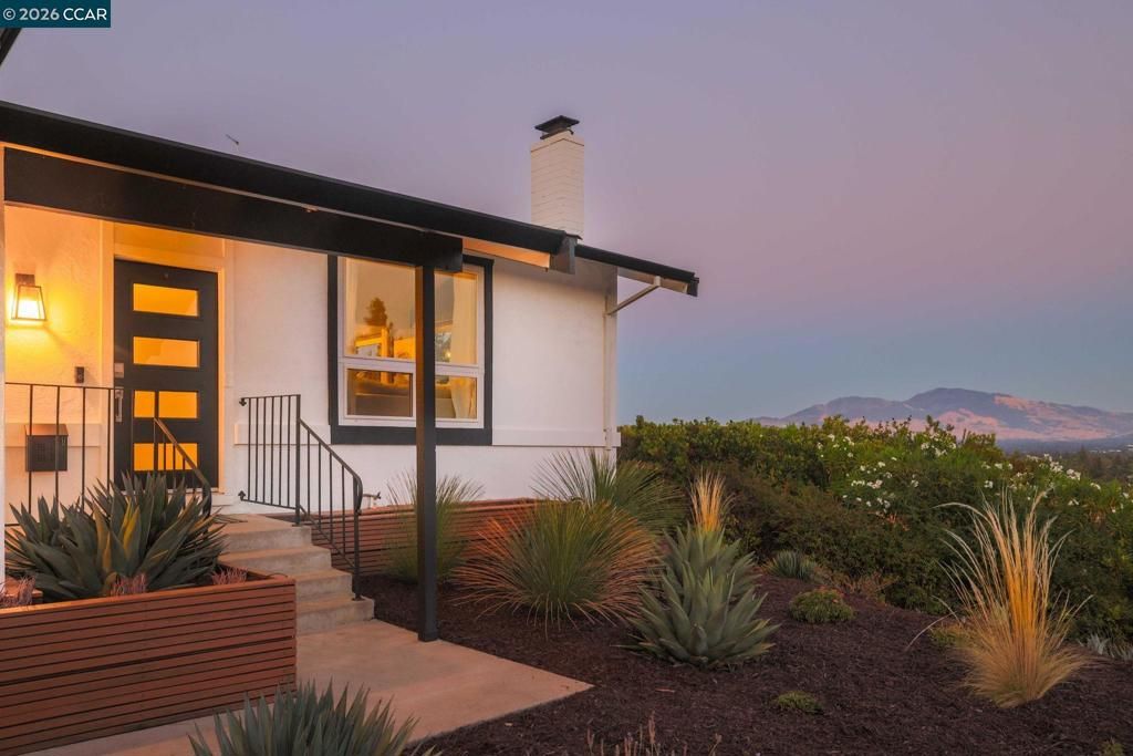 Image 2 of property listing at 566 Webster Dr, Martinez, CA 94553