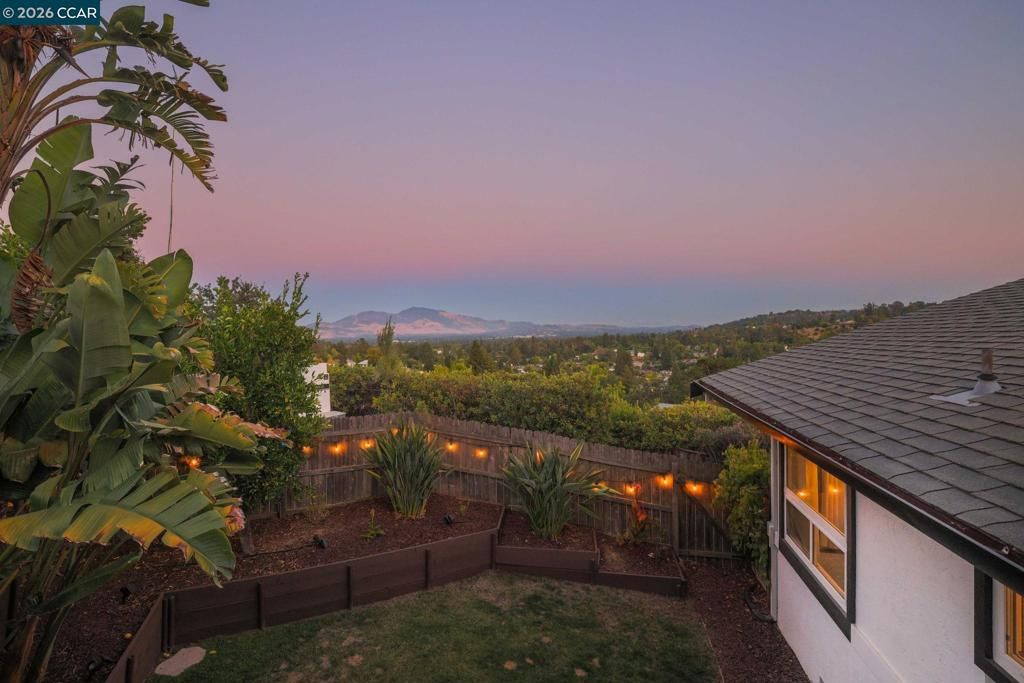 Image 33 of property listing at 566 Webster Dr, Martinez, CA 94553