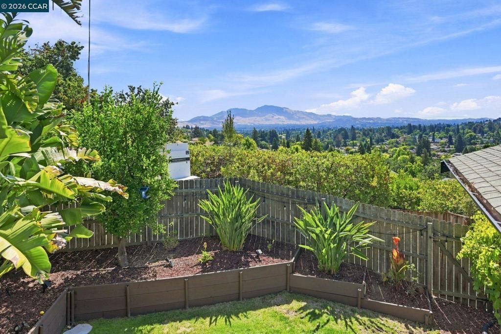 Image 37 of property listing at 566 Webster Dr, Martinez, CA 94553