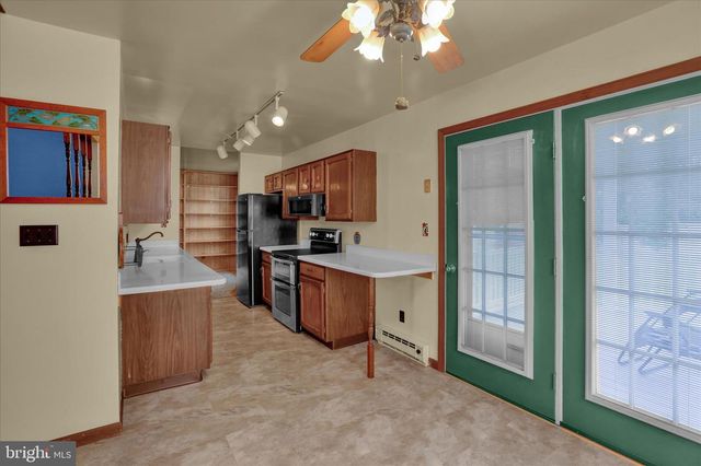 6 CHERRY LN, Newmanstown, PA 17073