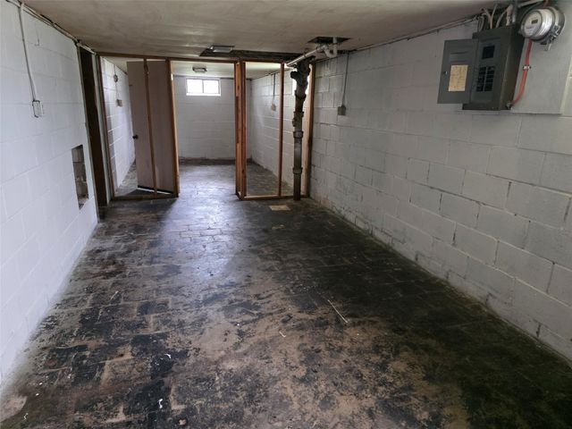 1715 E 12th Street, Des Moines, IA 50316