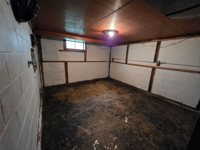 1715 E 12th Street, Des Moines, IA 50316