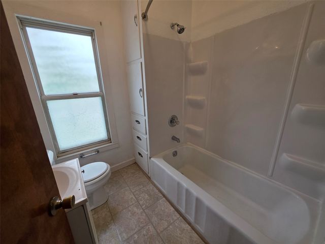 1715 E 12th Street, Des Moines, IA 50316
