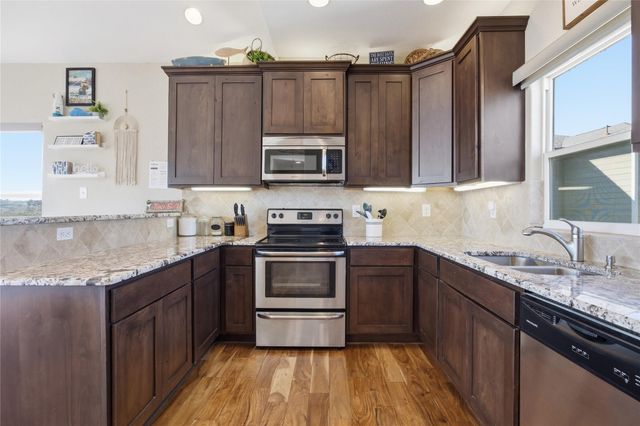 1748 Lakeshore DR, Canyon Lake, TX 78133