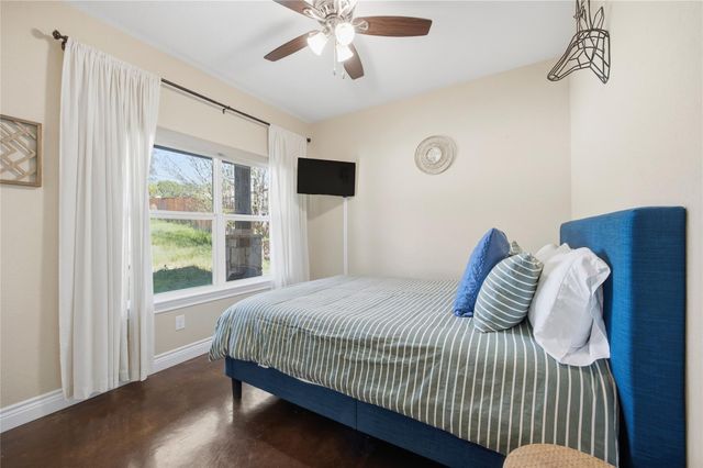 1748 Lakeshore DR, Canyon Lake, TX 78133