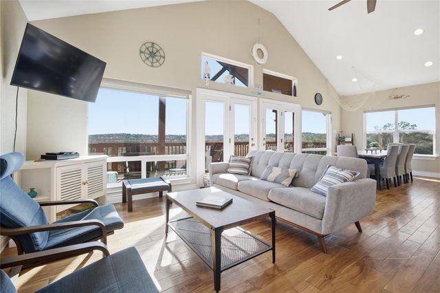 1748 Lakeshore DR, Canyon Lake, TX 78133