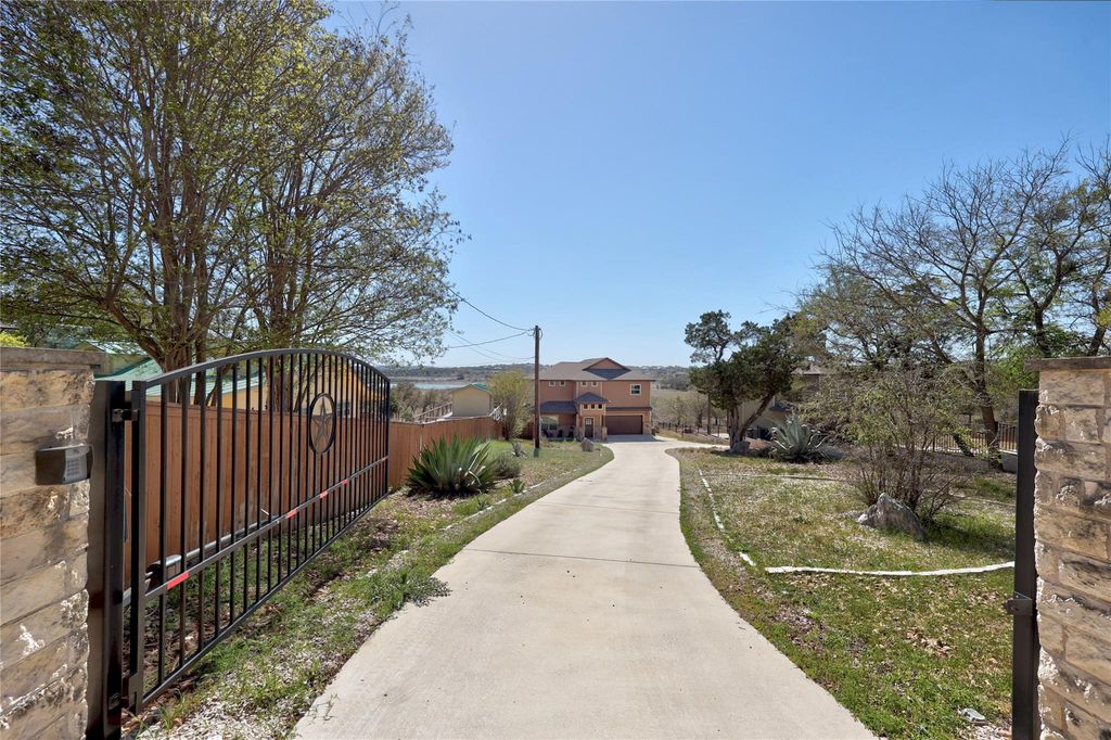 1748 Lakeshore DR, Canyon Lake, TX 78133