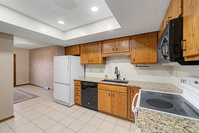 1005 Burr Oak Ln, Salina, KS 67401