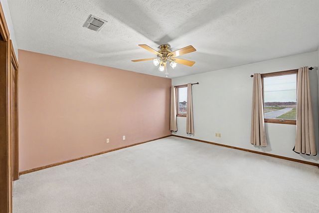 1005 Burr Oak Ln, Salina, KS 67401
