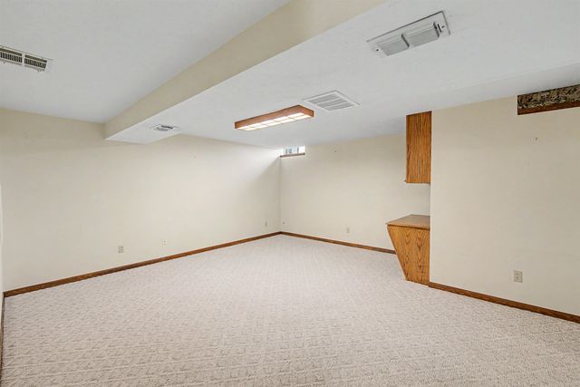 1005 Burr Oak Ln, Salina, KS 67401