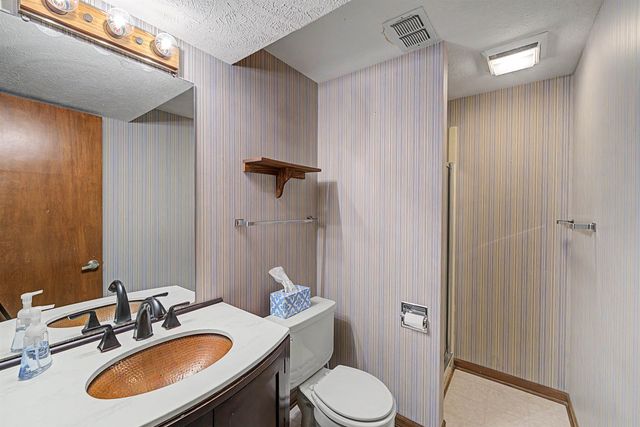 1005 Burr Oak Ln, Salina, KS 67401