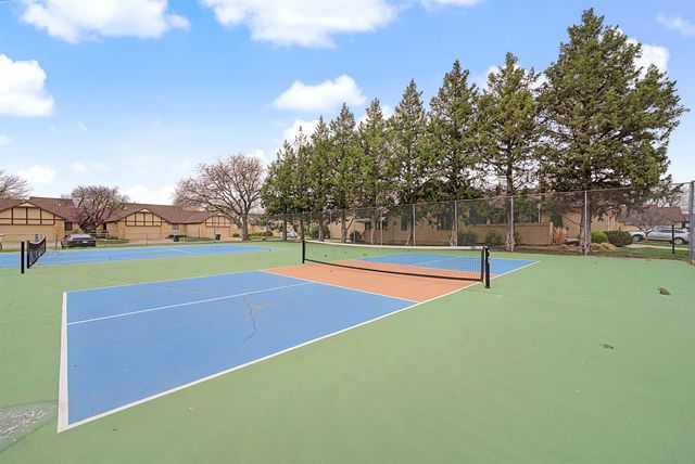 1005 Burr Oak Ln, Salina, KS 67401