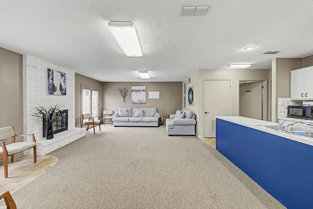 1005 Burr Oak Ln, Salina, KS 67401