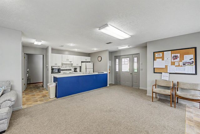 1005 Burr Oak Ln, Salina, KS 67401