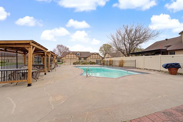 1005 Burr Oak Ln, Salina, KS 67401