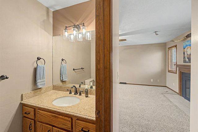 1005 Burr Oak Ln, Salina, KS 67401