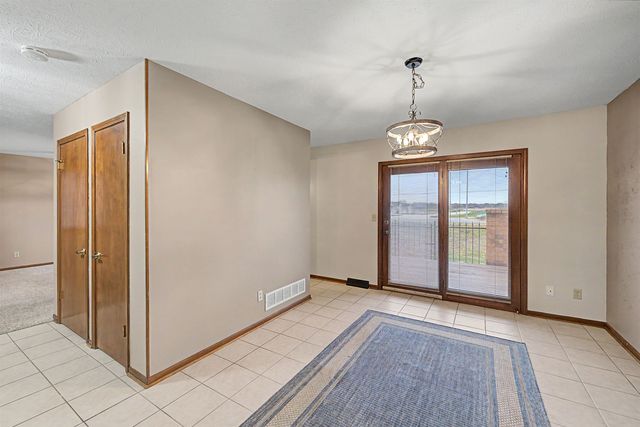 1005 Burr Oak Ln, Salina, KS 67401