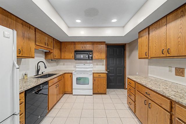 1005 Burr Oak Ln, Salina, KS 67401