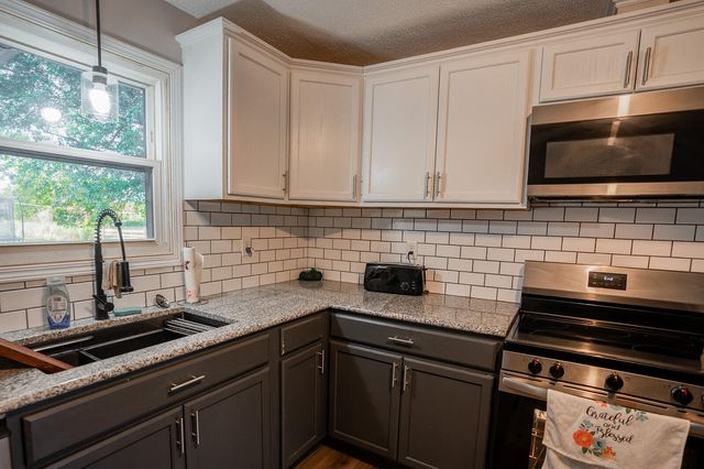 951 County Road 5740, Willow Springs, MO 65793