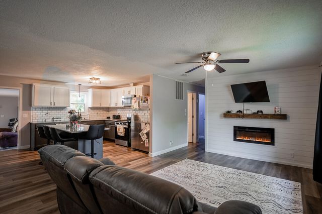 951 County Road 5740, Willow Springs, MO 65793