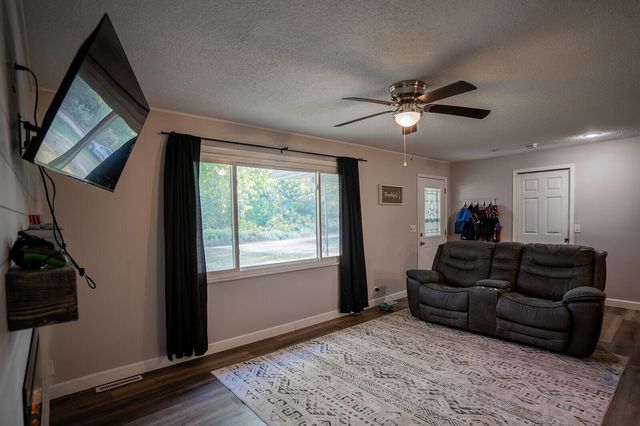 951 County Road 5740, Willow Springs, MO 65793