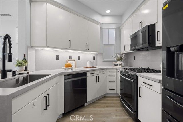328 Flyers Ln, Tustin, CA 92782