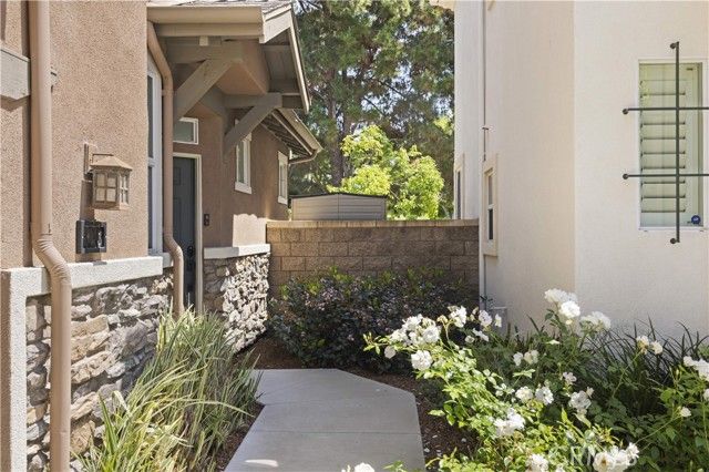 328 Flyers Ln, Tustin, CA 92782