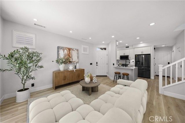 328 Flyers Ln, Tustin, CA 92782