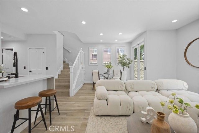 328 Flyers Ln, Tustin, CA 92782