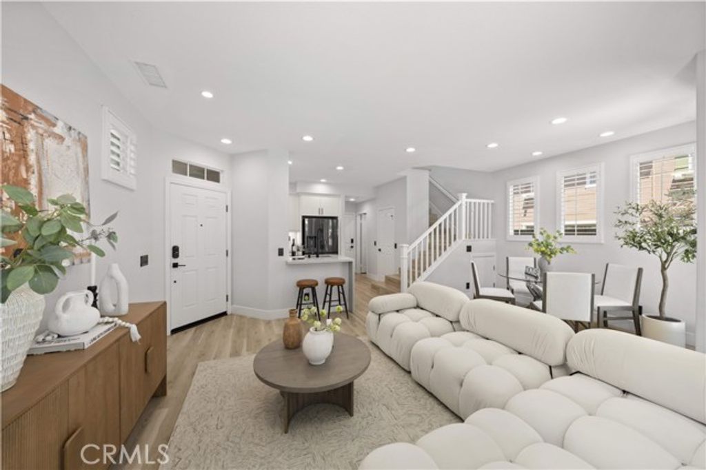 328 Flyers Ln, Tustin, CA 92782