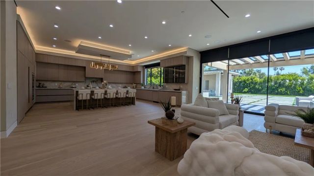 4528 Matilija Avenue, Sherman Oaks, CA 91423