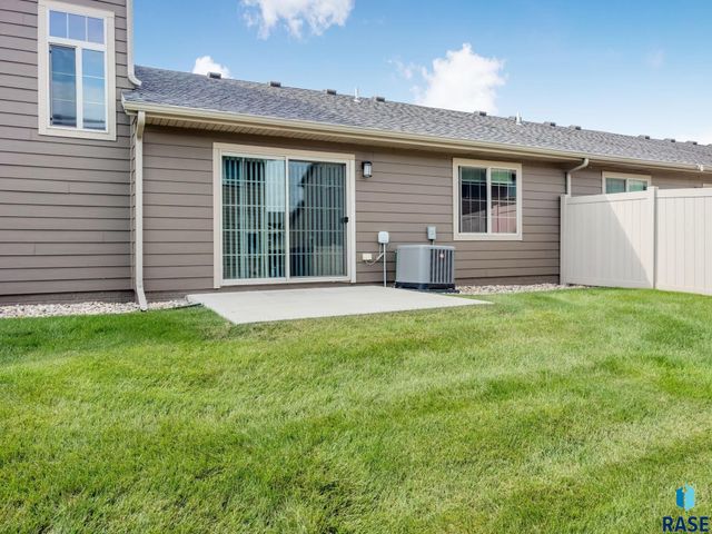 2545 E Meadowside Pl Place, Sioux Falls, SD 57108