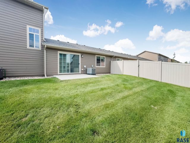 2545 E Meadowside Pl Place, Sioux Falls, SD 57108
