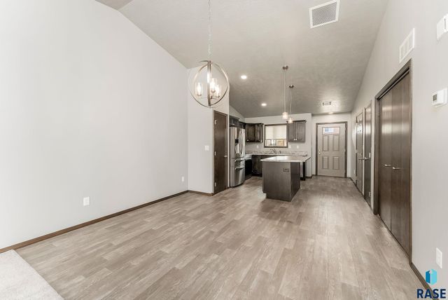 2545 E Meadowside Pl Place, Sioux Falls, SD 57108