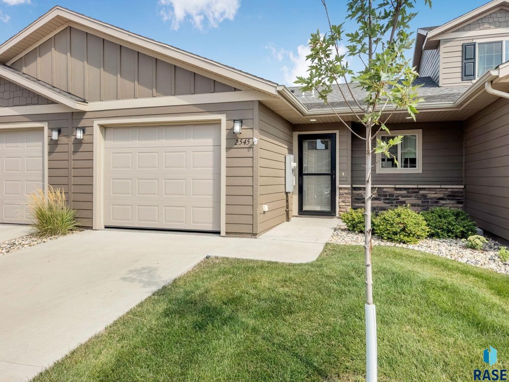 2545 E Meadowside Pl Place, Sioux Falls, SD 57108
