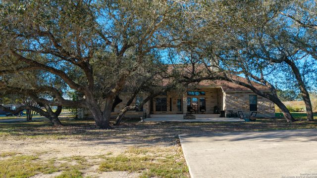 108 Medora Branch, Floresville, TX 78114