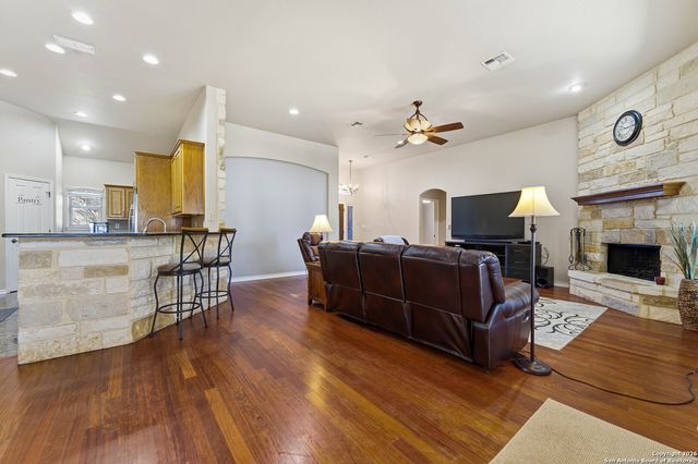 108 Medora Branch, Floresville, TX 78114