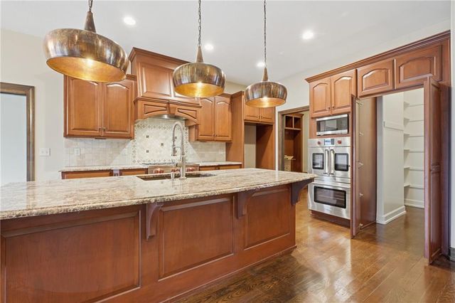 6205 NW Saddle Club Court, Kansas City, MO 64152