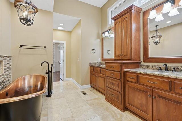 6205 NW Saddle Club Court, Kansas City, MO 64152