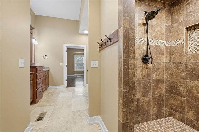 6205 NW Saddle Club Court, Kansas City, MO 64152