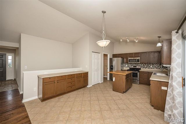 5 Thoroughbred Drive, Wright City, MO 63390