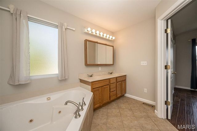 5 Thoroughbred Drive, Wright City, MO 63390